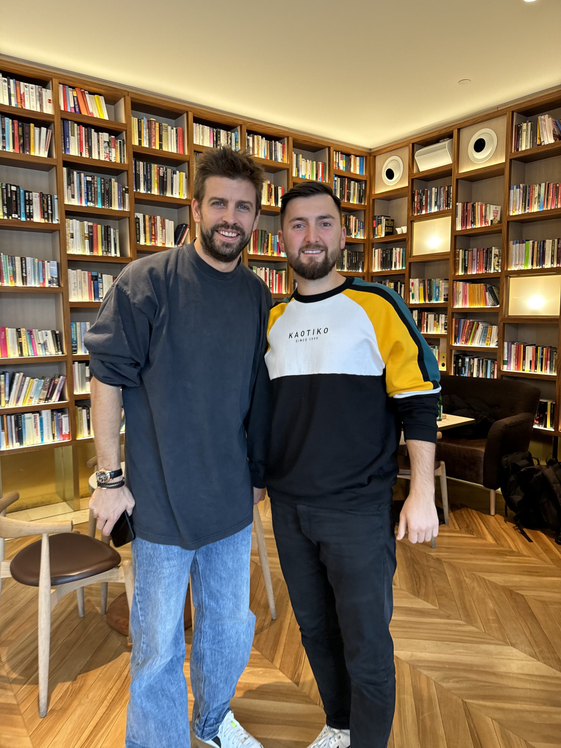 Witalij Moisejew mit Gerard Piqué