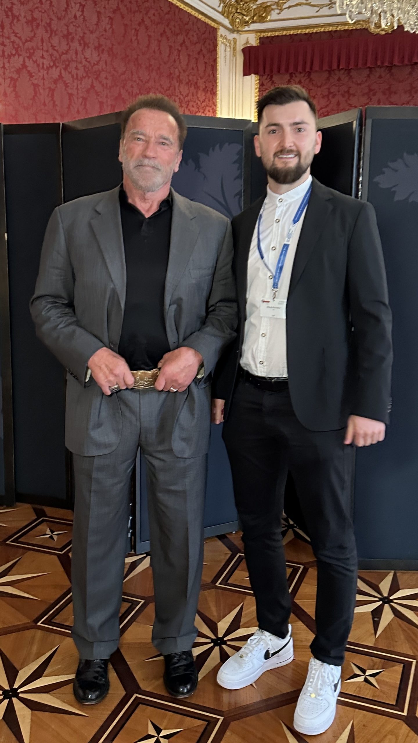 Witalij Moisejew mit Arnold Schwarzenegger